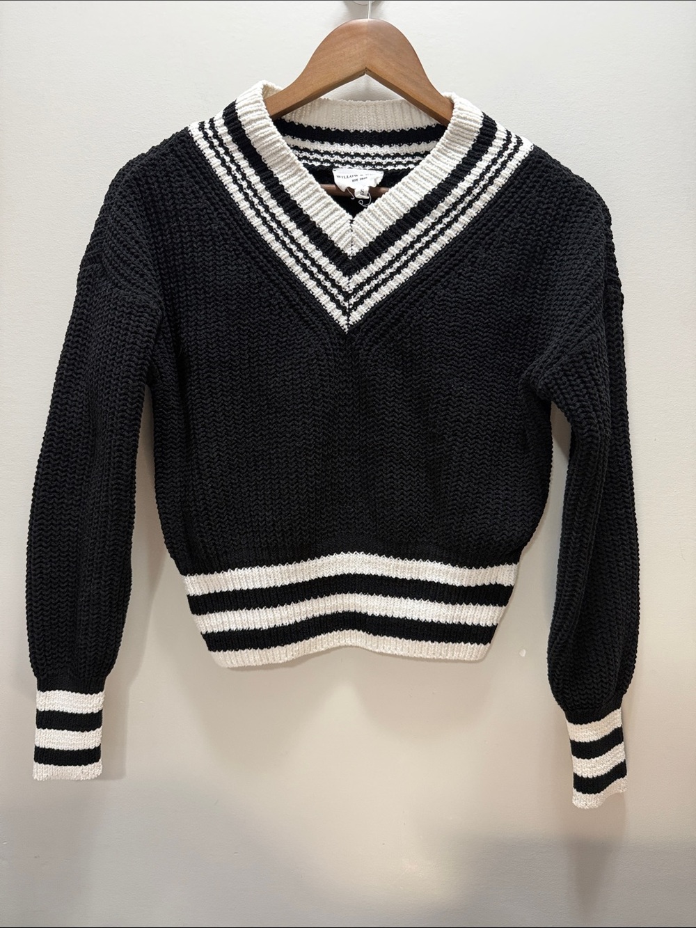 Willow & Wind Women's Black V-Neck Stripe Trim Knit Cropped Sweater 19.5x20